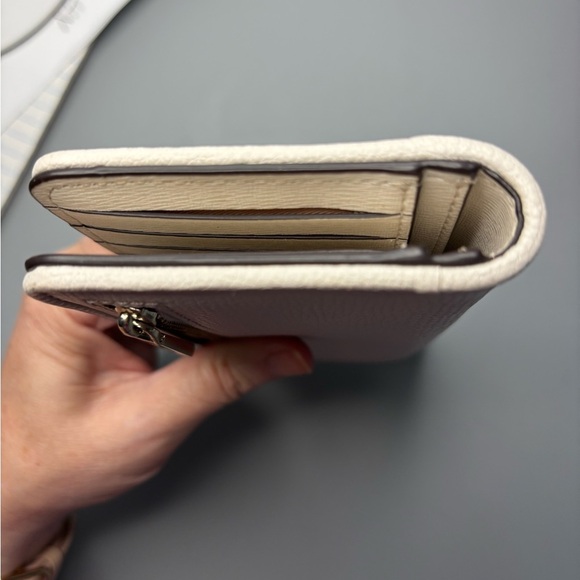 Kate Spade Darcy Straw and Leather Pineapple Embroidered Large Bifold Wallet - Picture 6 of 7